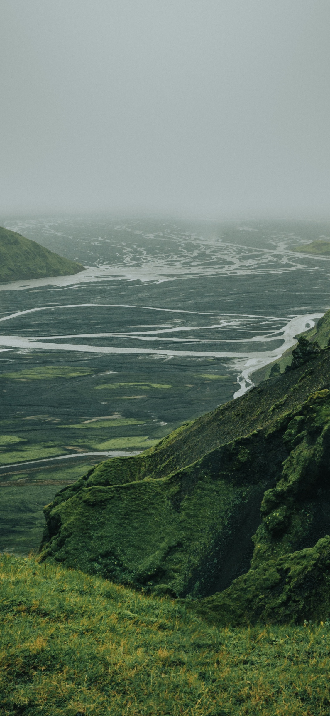 Обои нагорье, зеленый, горный рельеф, сенокосное угодье, холм в разрешении 1125x2436