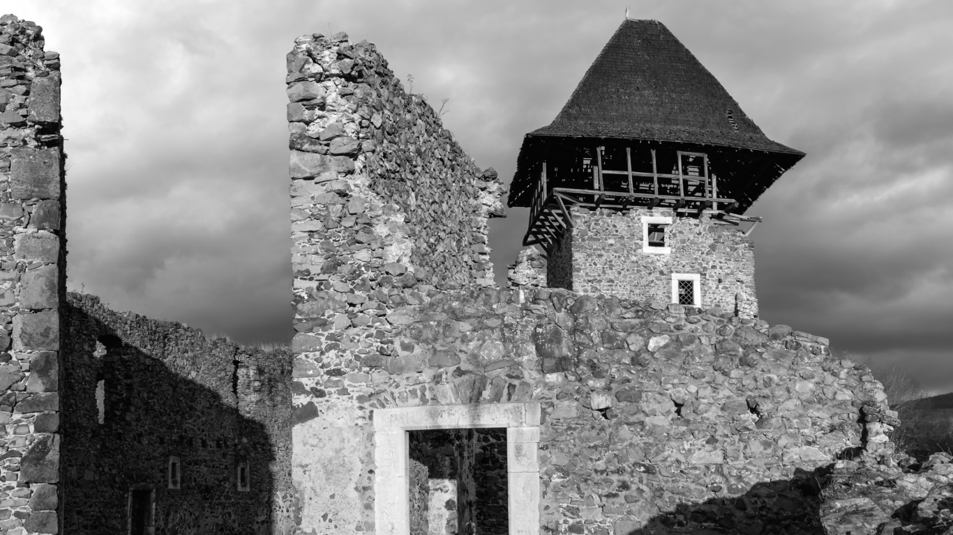 Обои замок, черный и белый, средневековье, средневековая архитектура, развалины в разрешении 1366x768