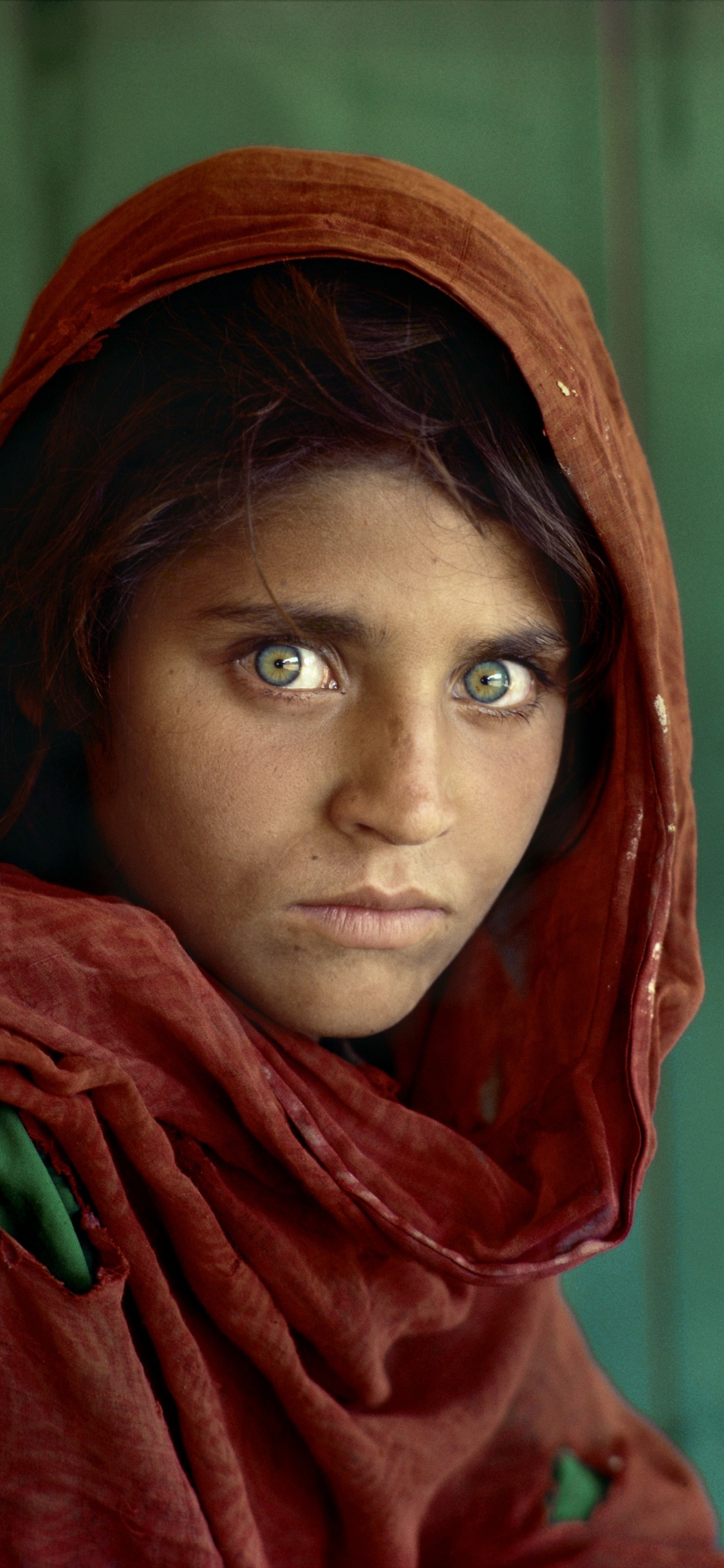 Обои афганская девочка, Афганистан, национальный географический, лицо, глаз в разрешении 1125x2436