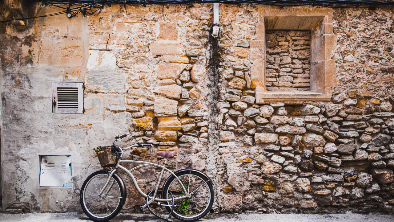 Обои стена, велосипед, улица в разрешении 1280x720