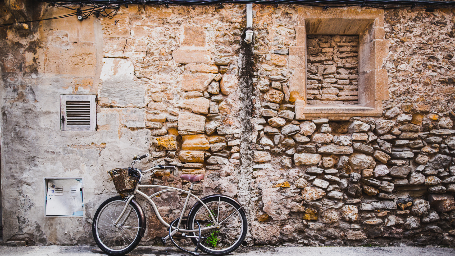Обои стена, велосипед, улица в разрешении 1920x1080