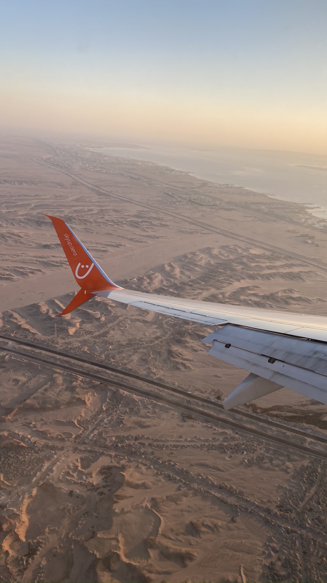 Обои самолеты, самолет, авиалайнер, атмосфера, воздушное путешествие в разрешении 1080x1920