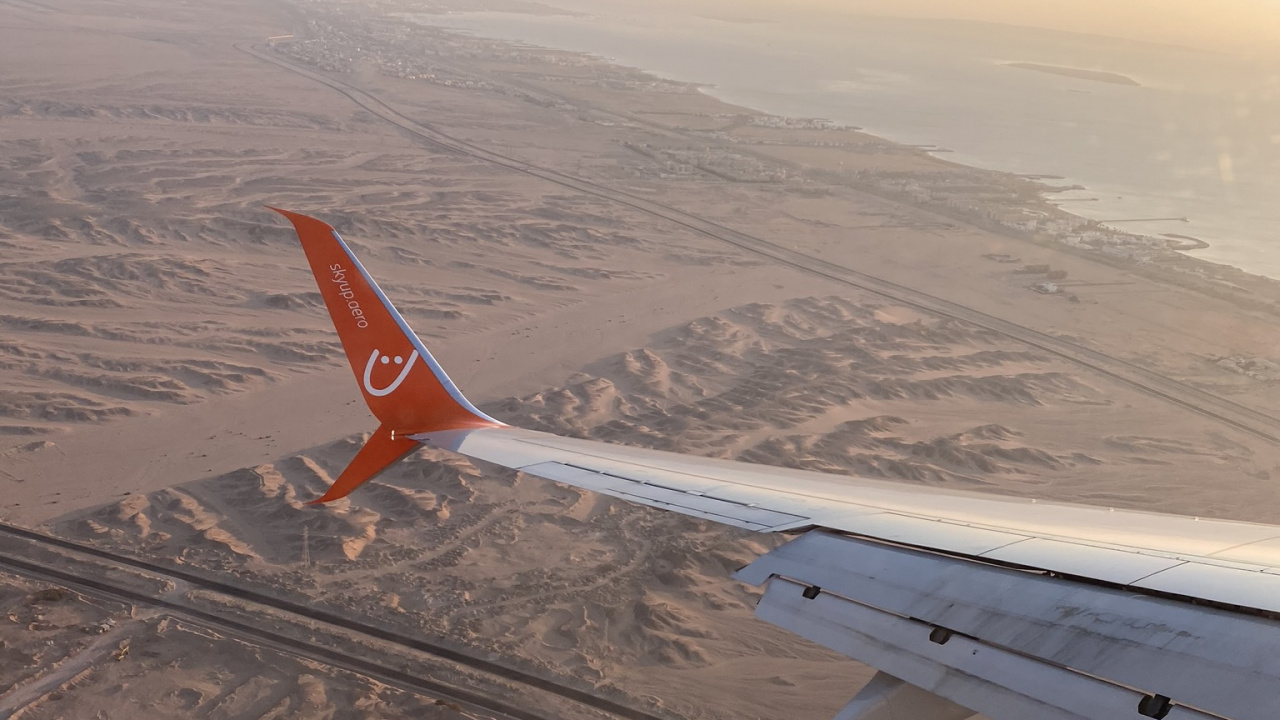 Обои самолеты, самолет, авиалайнер, атмосфера, воздушное путешествие в разрешении 1280x720