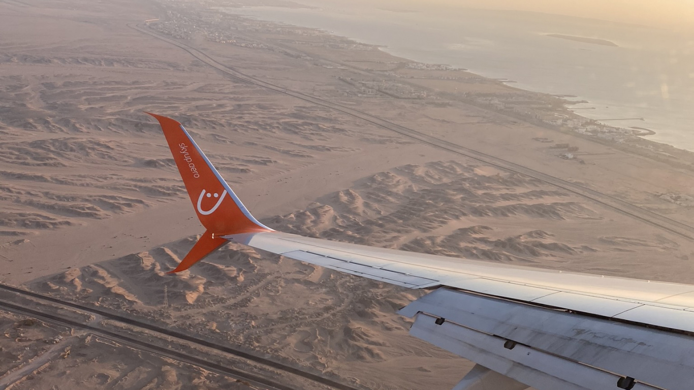 Обои самолеты, самолет, авиалайнер, атмосфера, воздушное путешествие в разрешении 1366x768