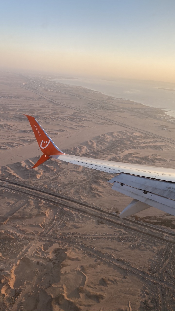 Обои самолеты, самолет, авиалайнер, атмосфера, воздушное путешествие в разрешении 720x1280