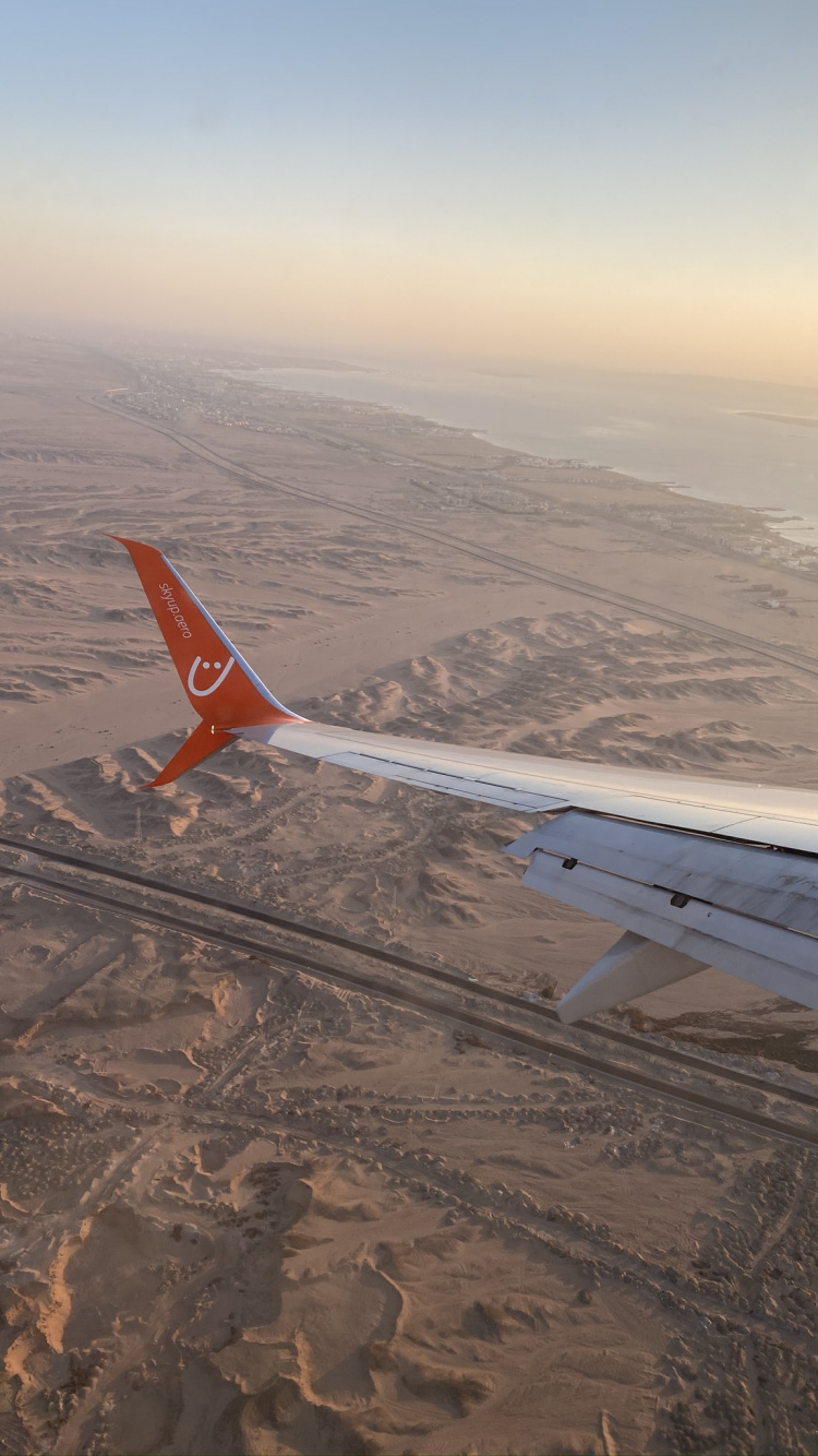 Обои самолеты, самолет, авиалайнер, атмосфера, воздушное путешествие в разрешении 750x1334