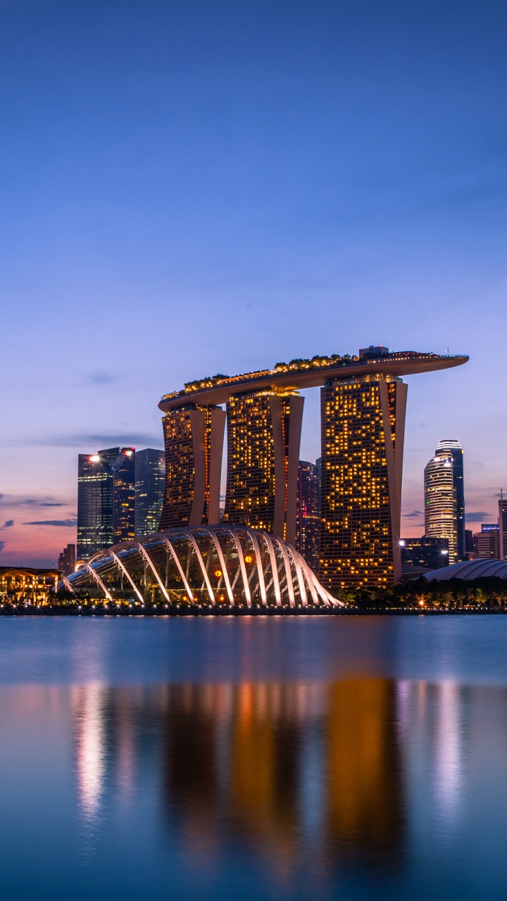 Обои город, городской пейзаж, ориентир, отражение, линия горизонта в разрешении 720x1280