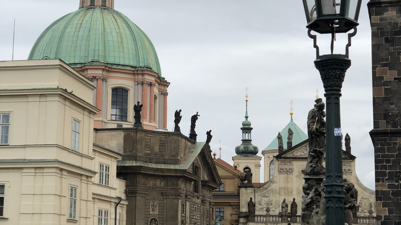 Обои Карлов мост, купол, уличный фонарь, ориентир, Византийская архитектура в разрешении 1366x768