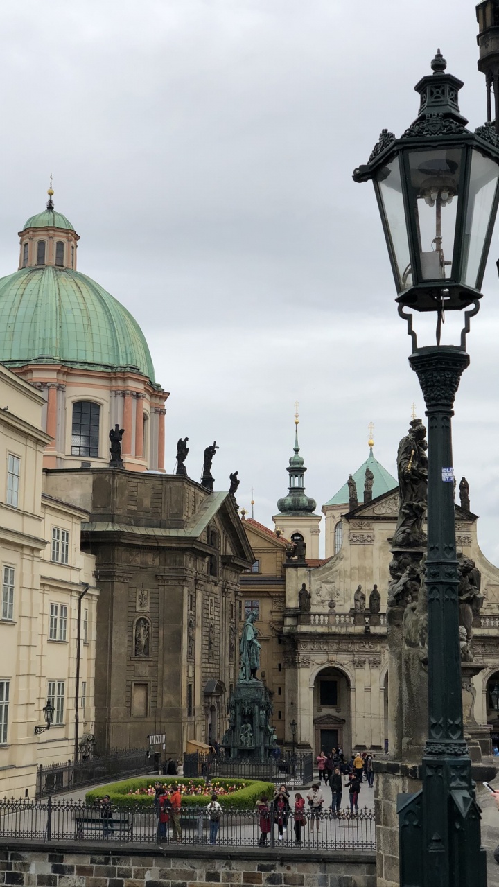 Обои Карлов мост, купол, уличный фонарь, ориентир, Византийская архитектура в разрешении 720x1280