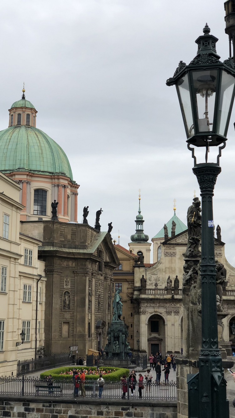 Обои Карлов мост, купол, уличный фонарь, ориентир, Византийская архитектура в разрешении 750x1334