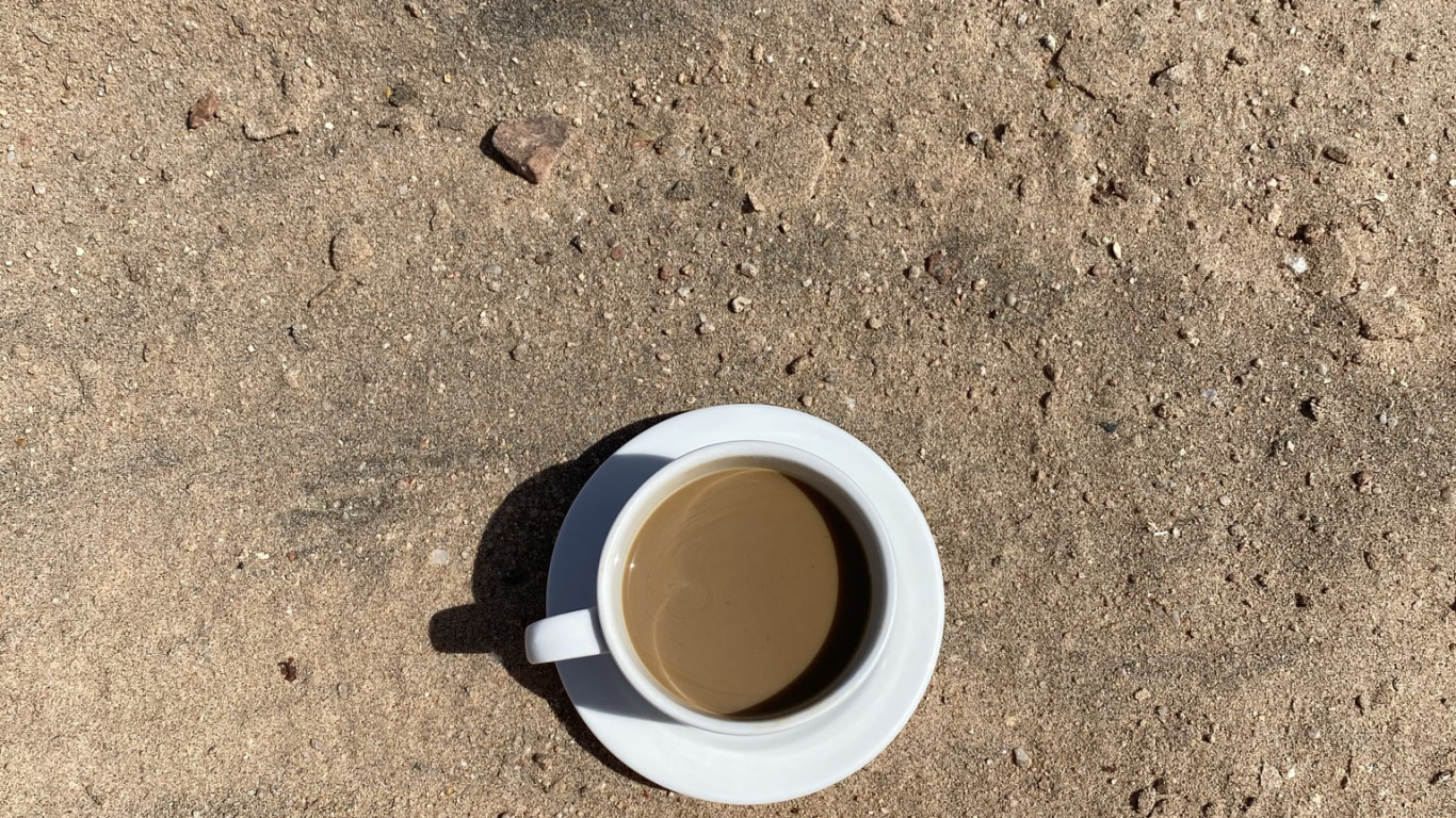 Обои чашка, кофе, serveware, напиток, цвет беж в разрешении 1366x768