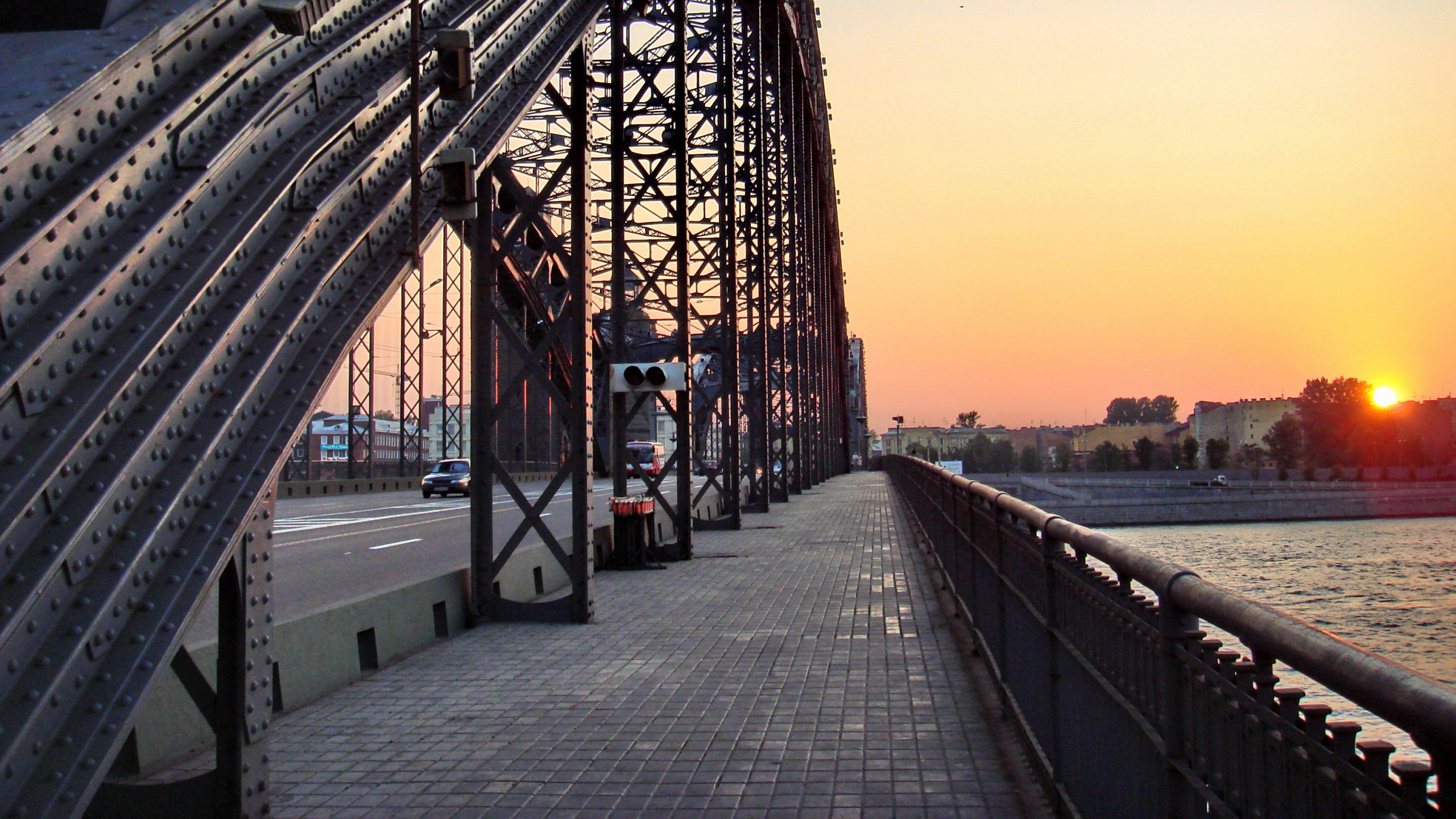 Обои здание, достопримечательность, мост, ориентир, городской район в разрешении 2560x1440