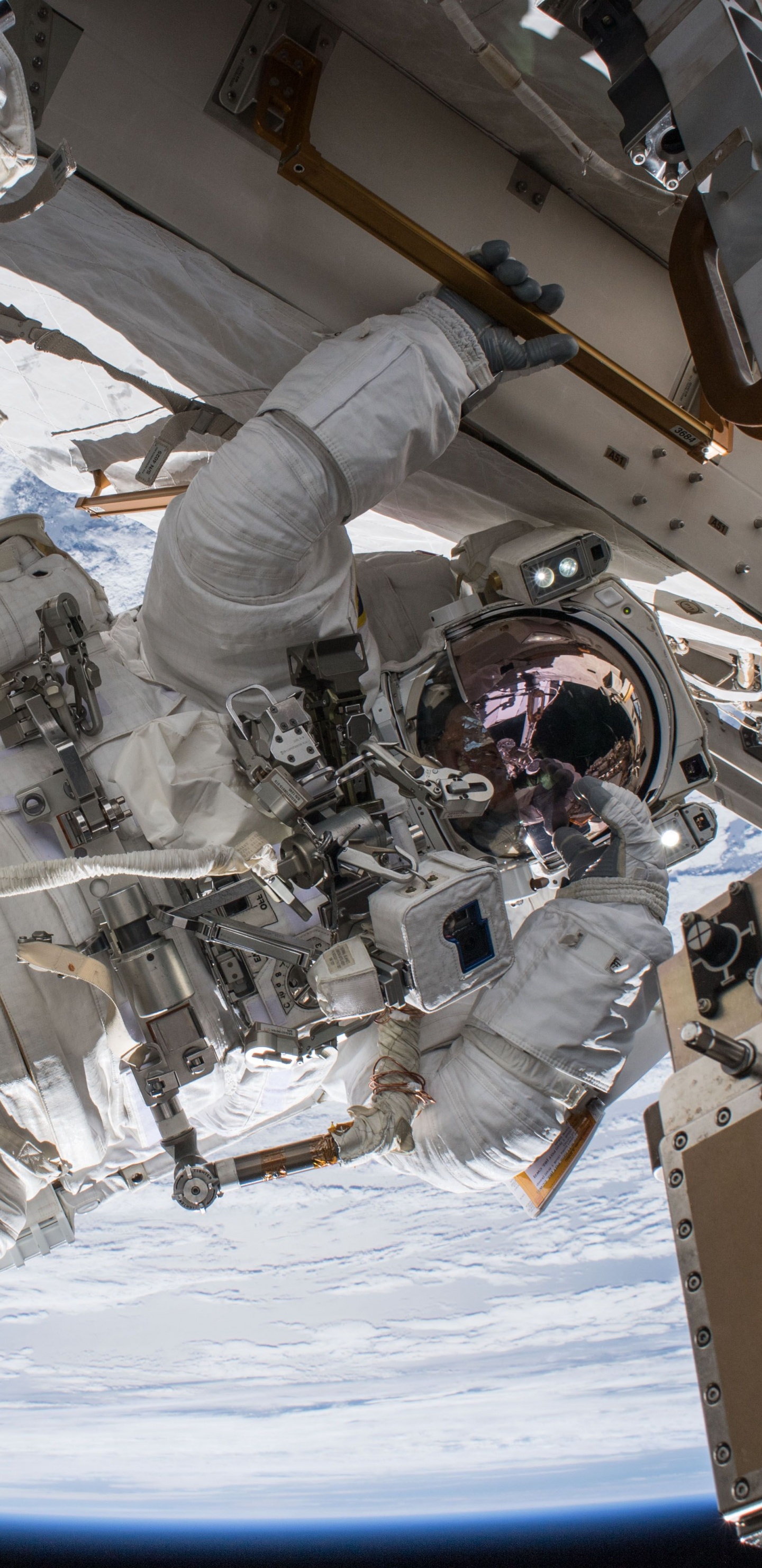 Обои Международная космическая станция, внекорабельная деятельность, НАСА, астронавт, космическая станция в разрешении 1440x2960