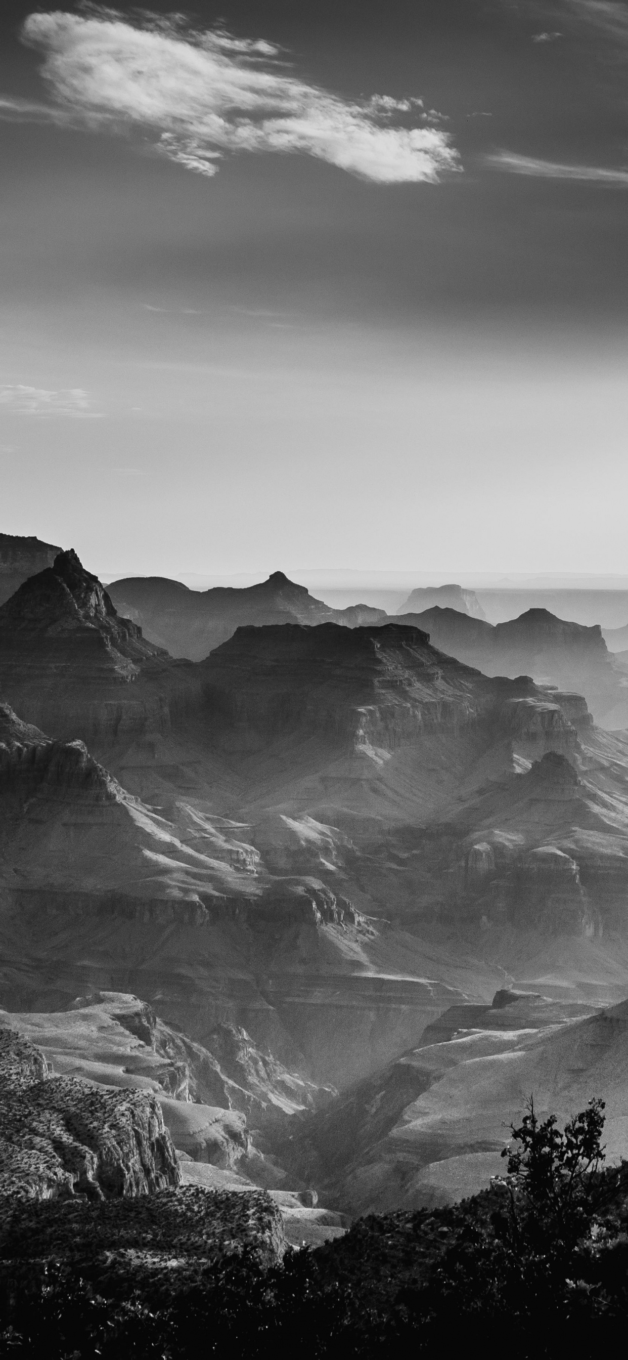 Обои черный и белый, облако, гора, горный ландшафт, монохромный режим в разрешении 1242x2688