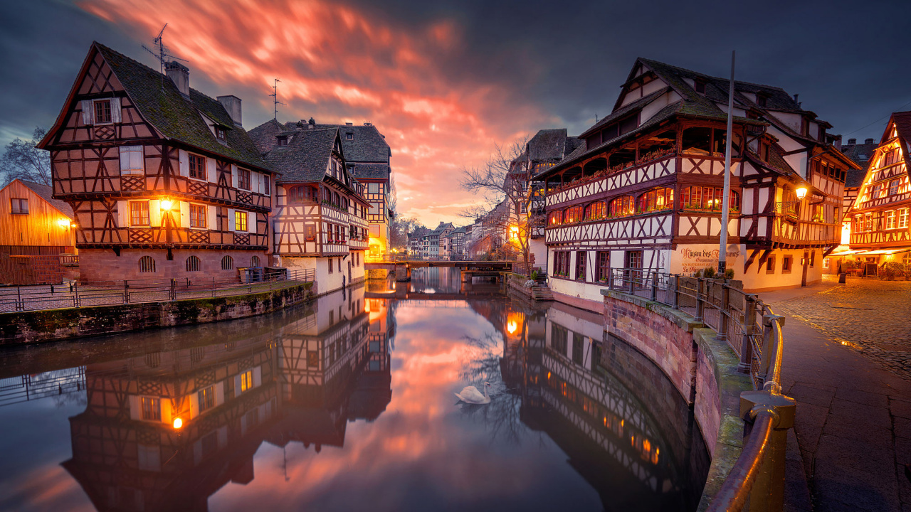 Обои отражение, водный путь, вода, городок, ночь в разрешении 1280x720