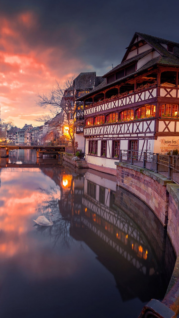 Обои отражение, водный путь, вода, городок, ночь в разрешении 720x1280