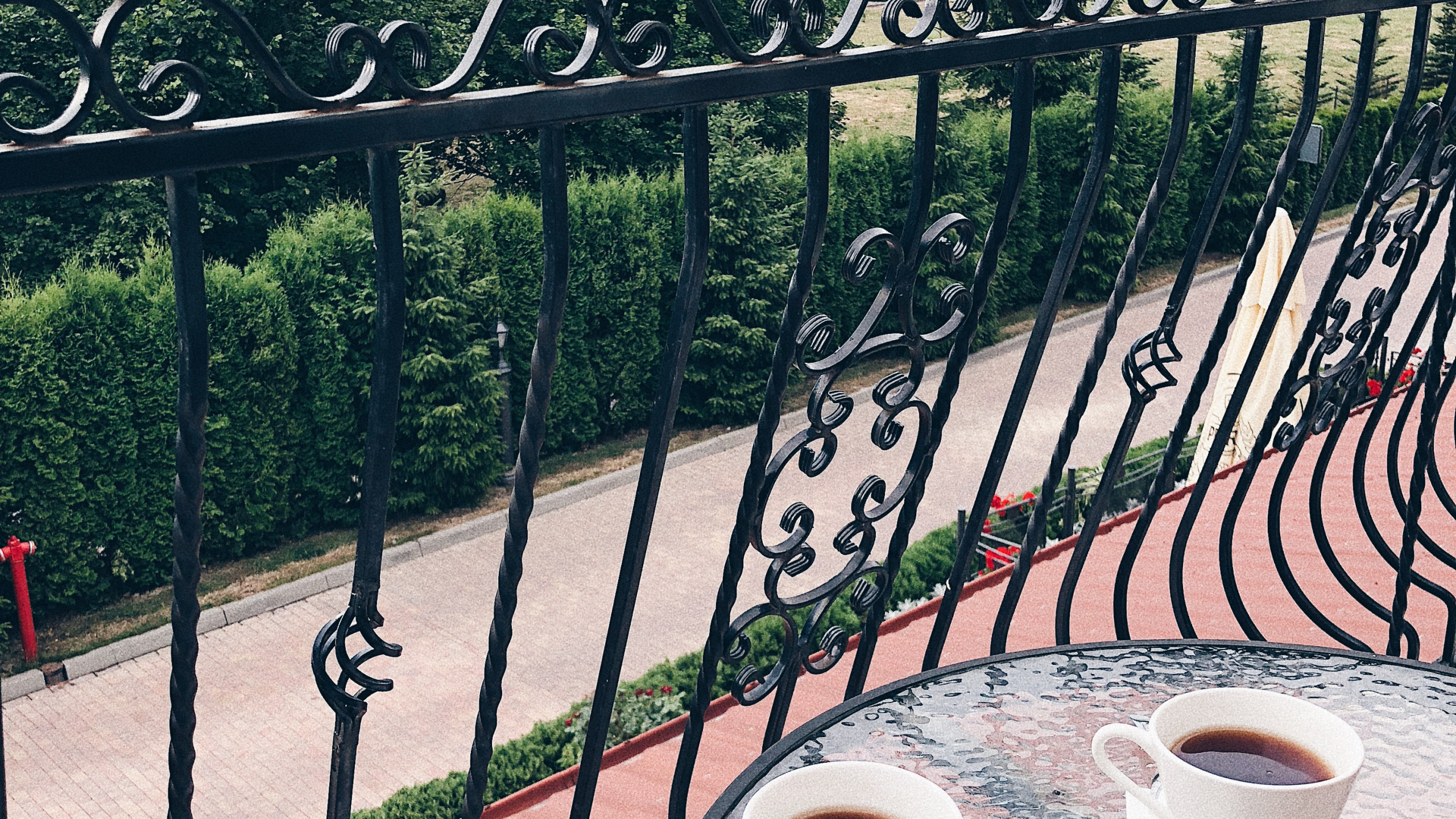 Обои железо, забор, поручень, вода, наука в разрешении 2560x1440