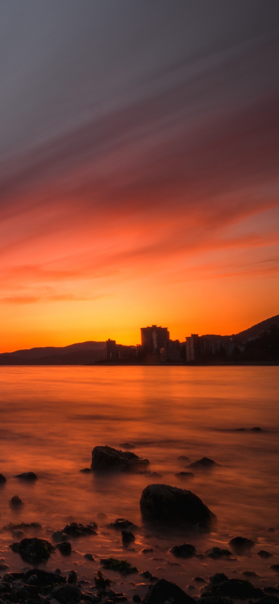 Обои закат, море, горизонт, берег, послесвечение в разрешении 1125x2436