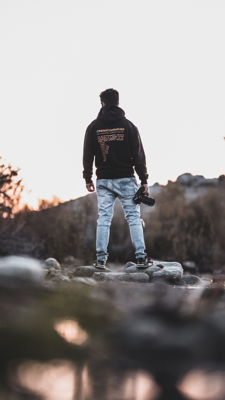 Обои вода, стояние, рок, дерево, отражение в разрешении 720x1280