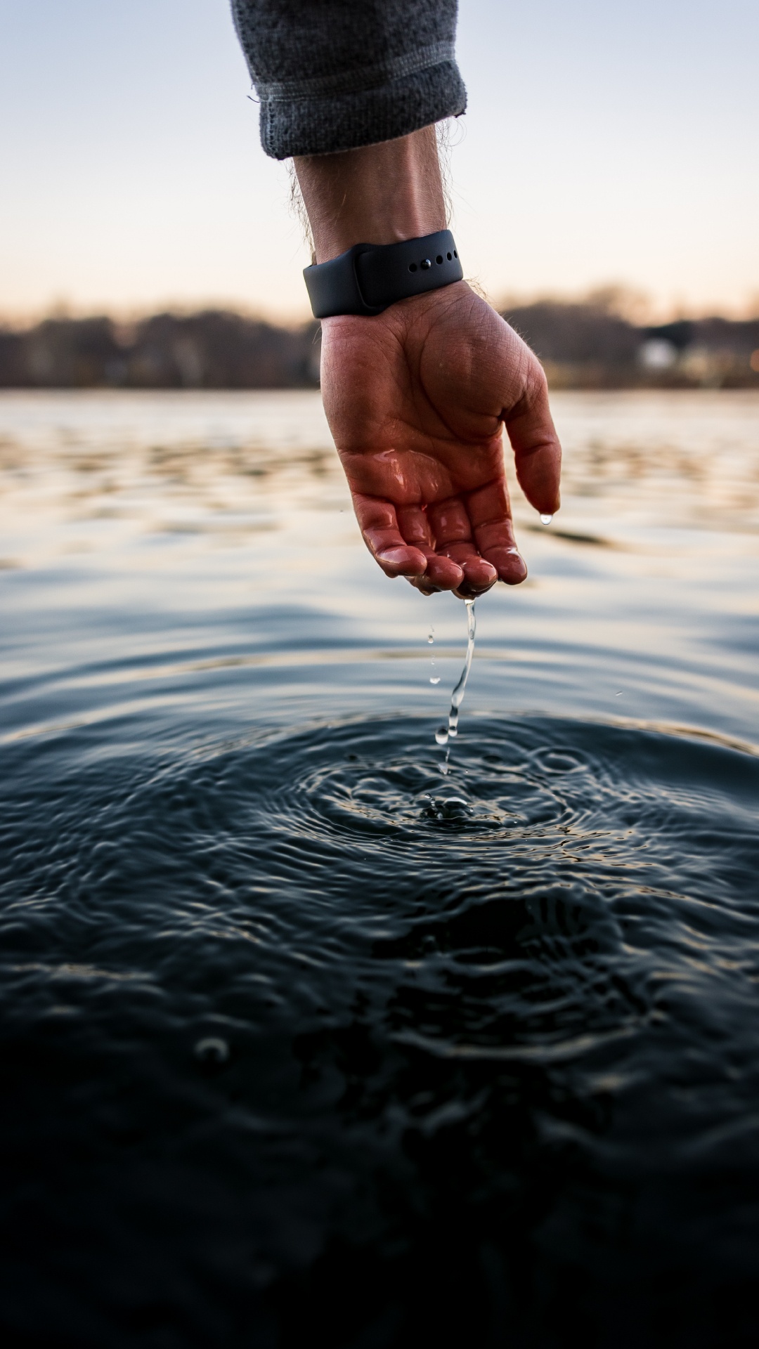 Обои вода, палец, нога, жест, облако в разрешении 1080x1920
