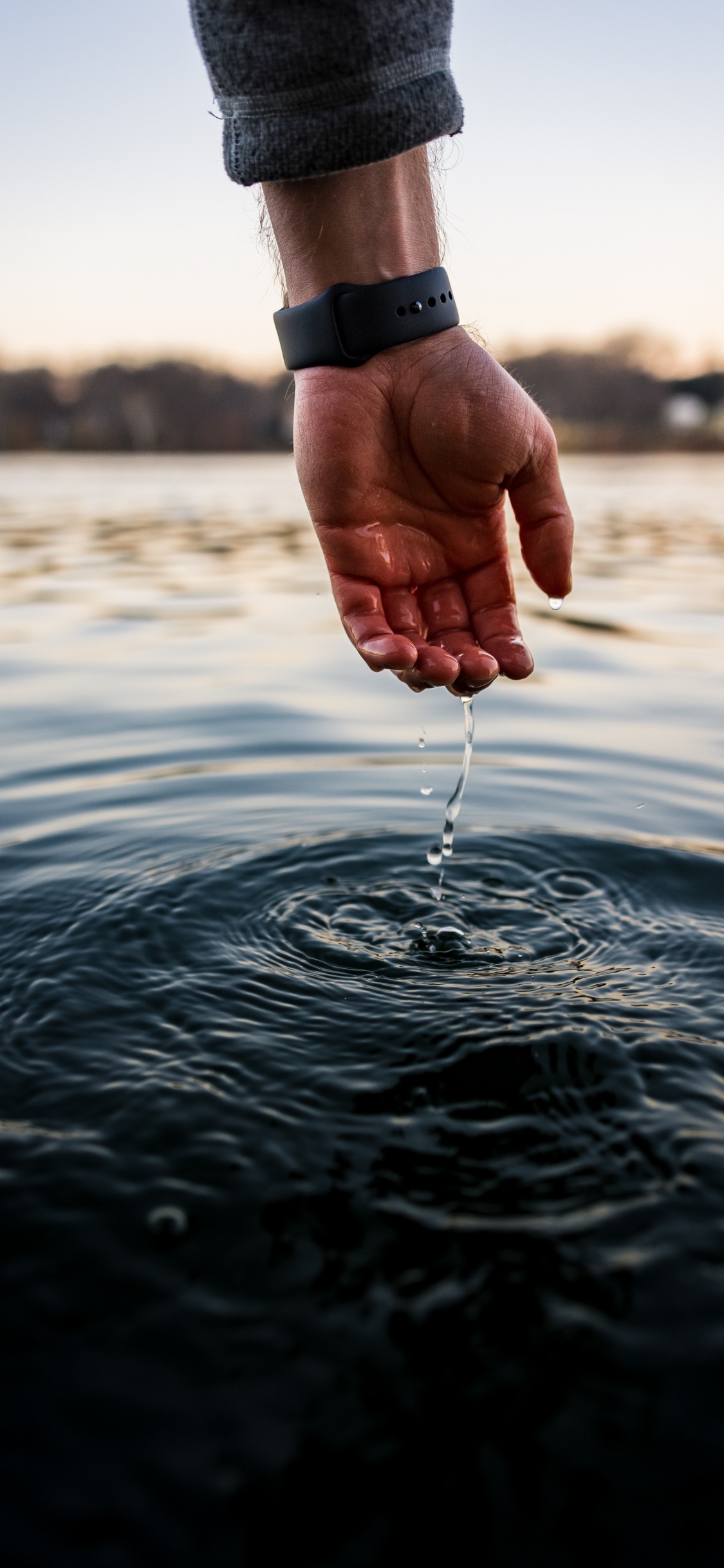 Обои вода, палец, нога, жест, облако в разрешении 1125x2436