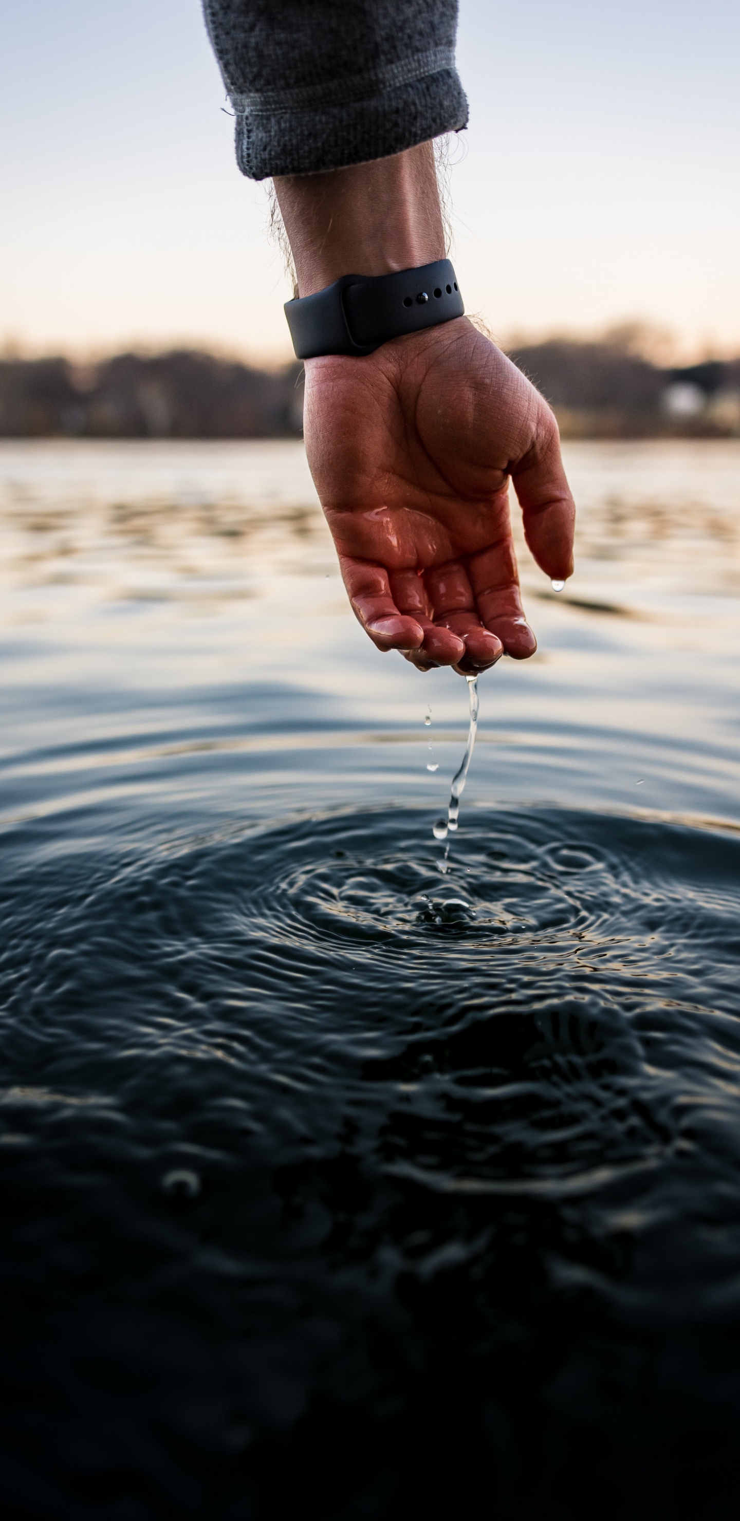 Обои вода, палец, нога, жест, облако в разрешении 1440x2960