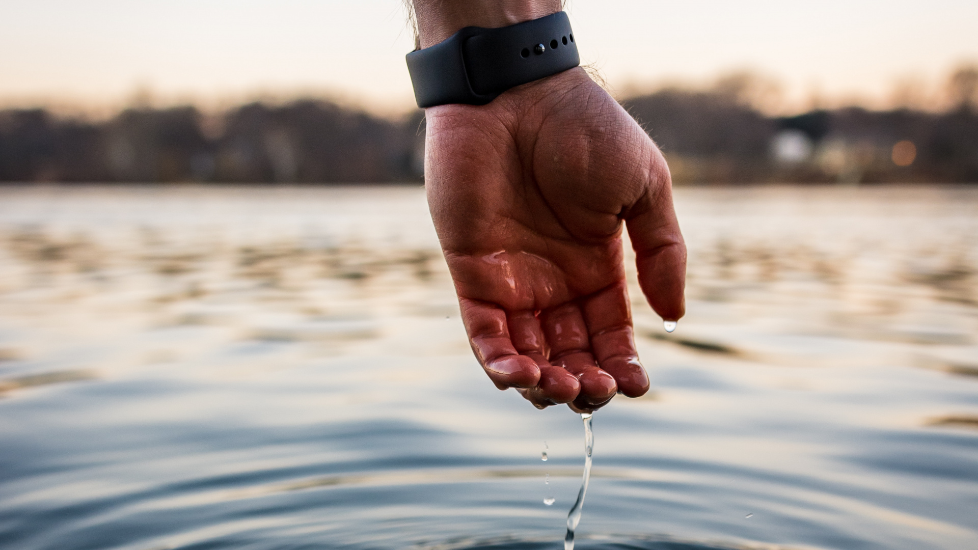 Обои вода, палец, нога, жест, облако в разрешении 1920x1080