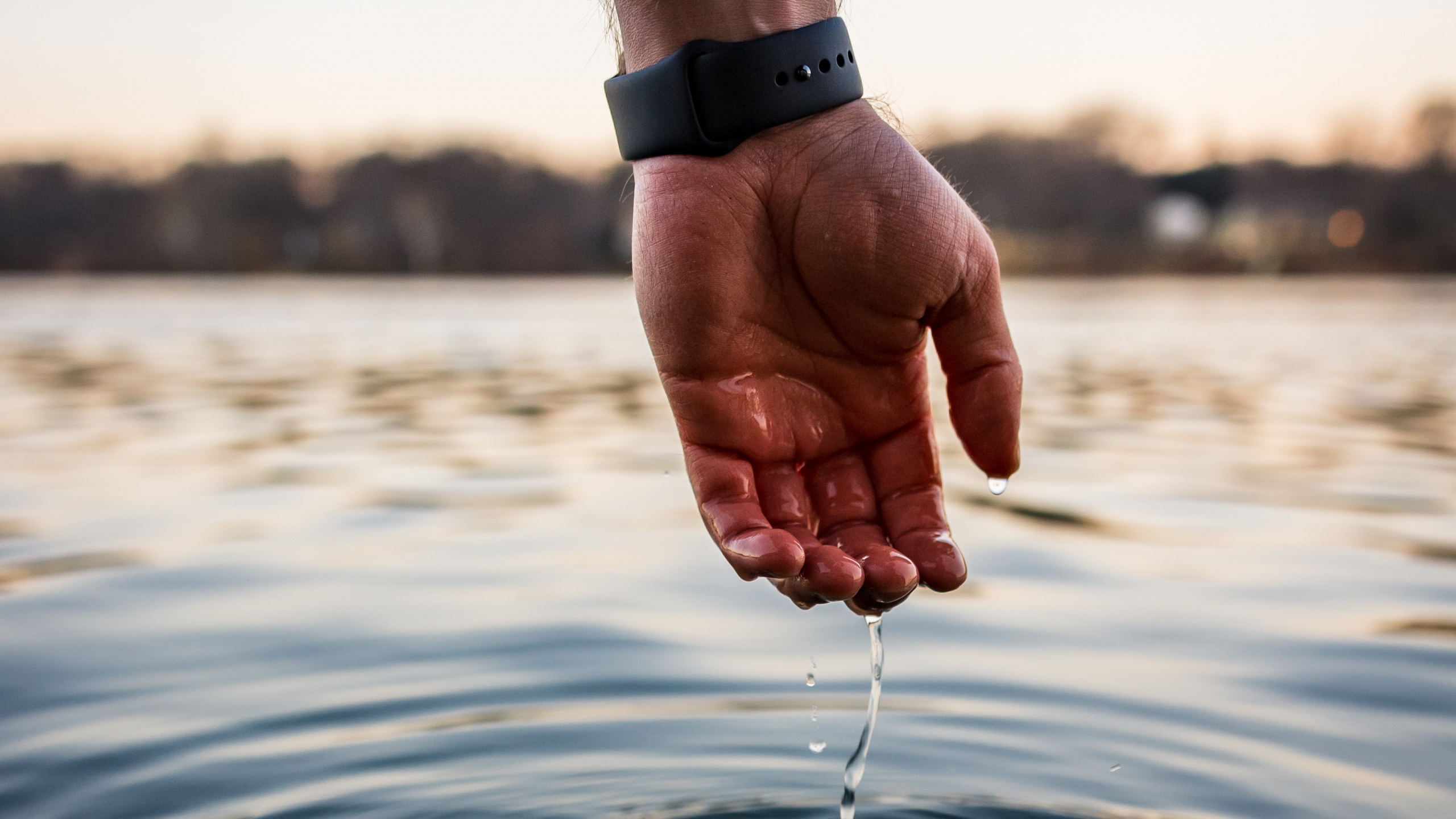 Обои вода, палец, нога, жест, облако в разрешении 2560x1440