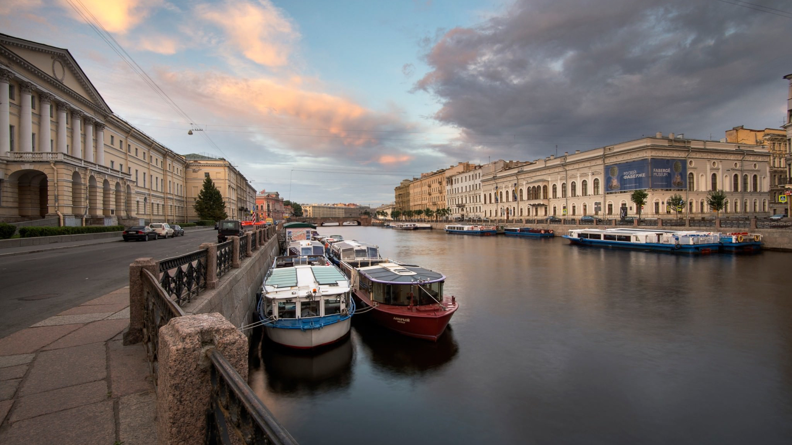 Обои зимний дворец, перевозка воды, водный путь, канал, вода в разрешении 2560x1440