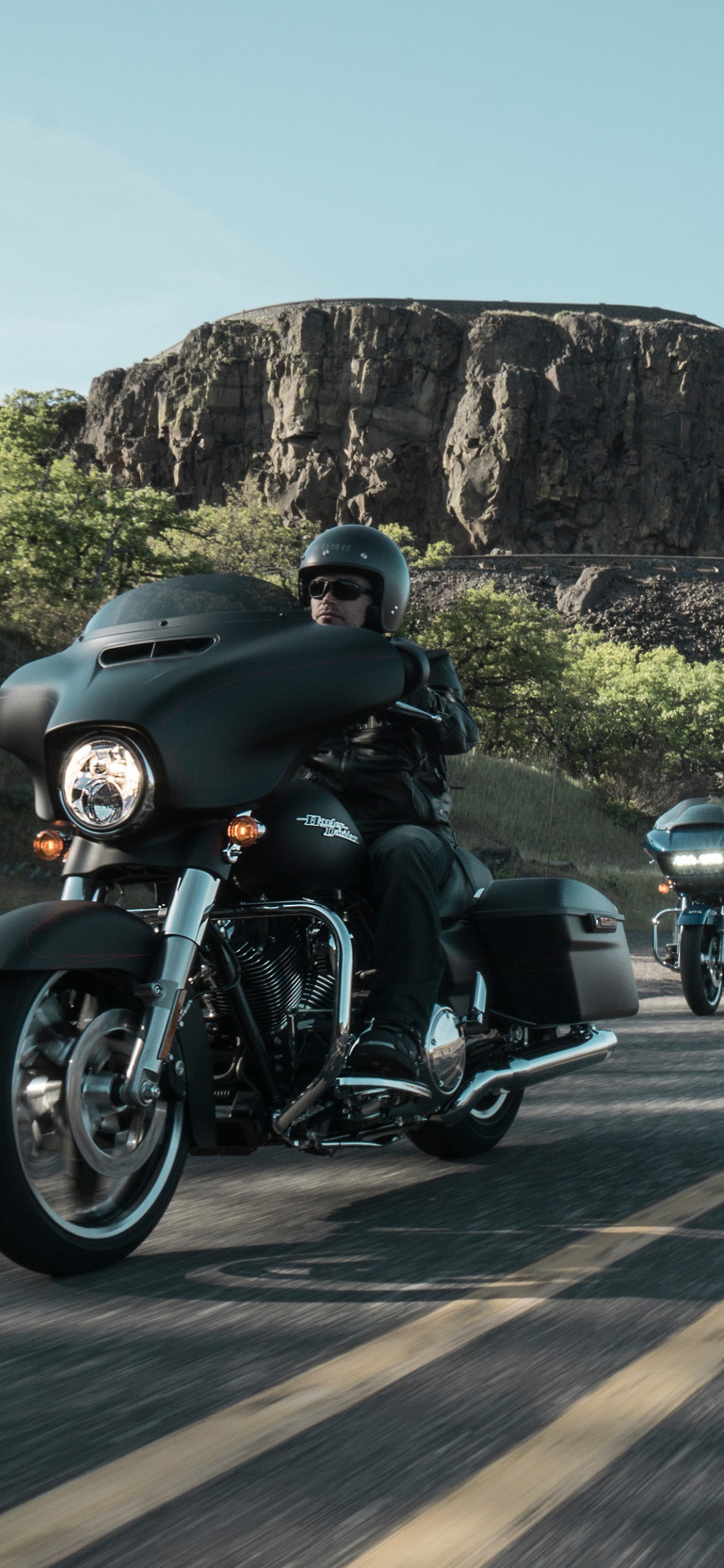 Обои мотоцикл, мотоспорт, дорога, дорожное путешествие, крейсер в разрешении 1125x2436