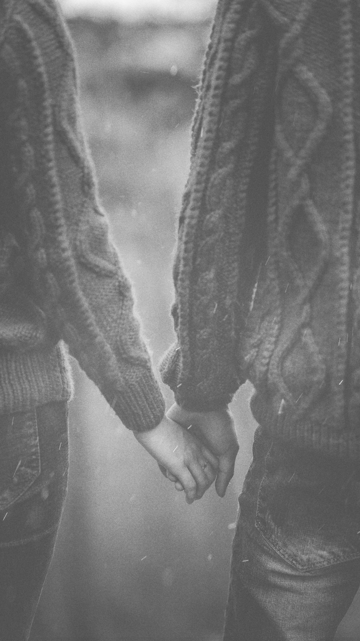 Обои белые, черный, держась за руки, жест, монохромный в разрешении 1440x2560