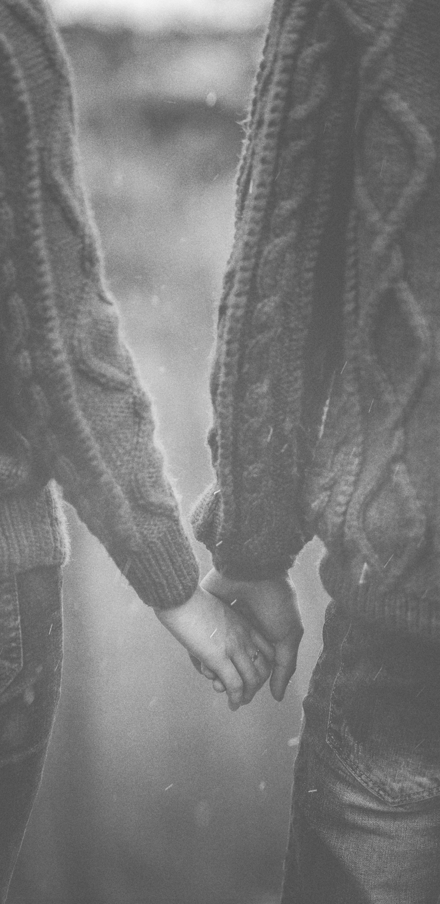 Обои белые, черный, держась за руки, жест, монохромный в разрешении 1440x2960