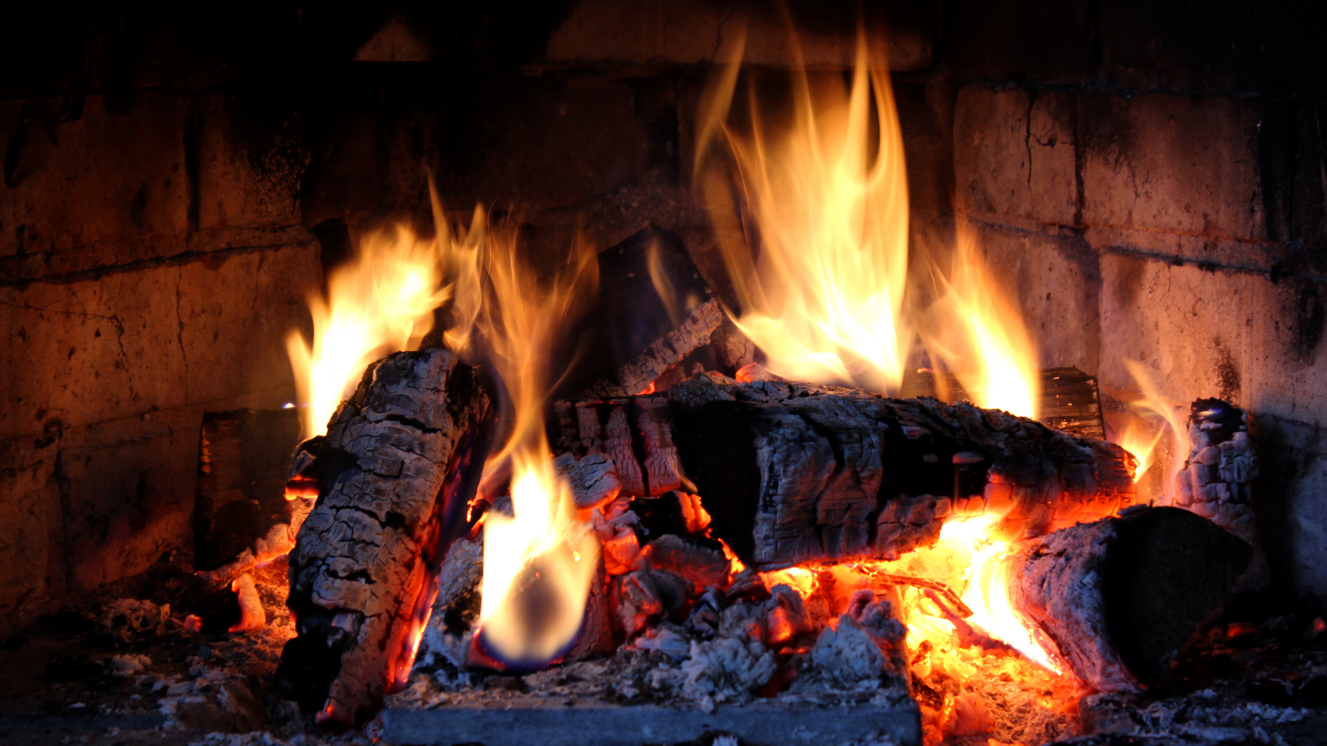 Обои дрова, камин, огонь, пламя, тепло в разрешении 1920x1080