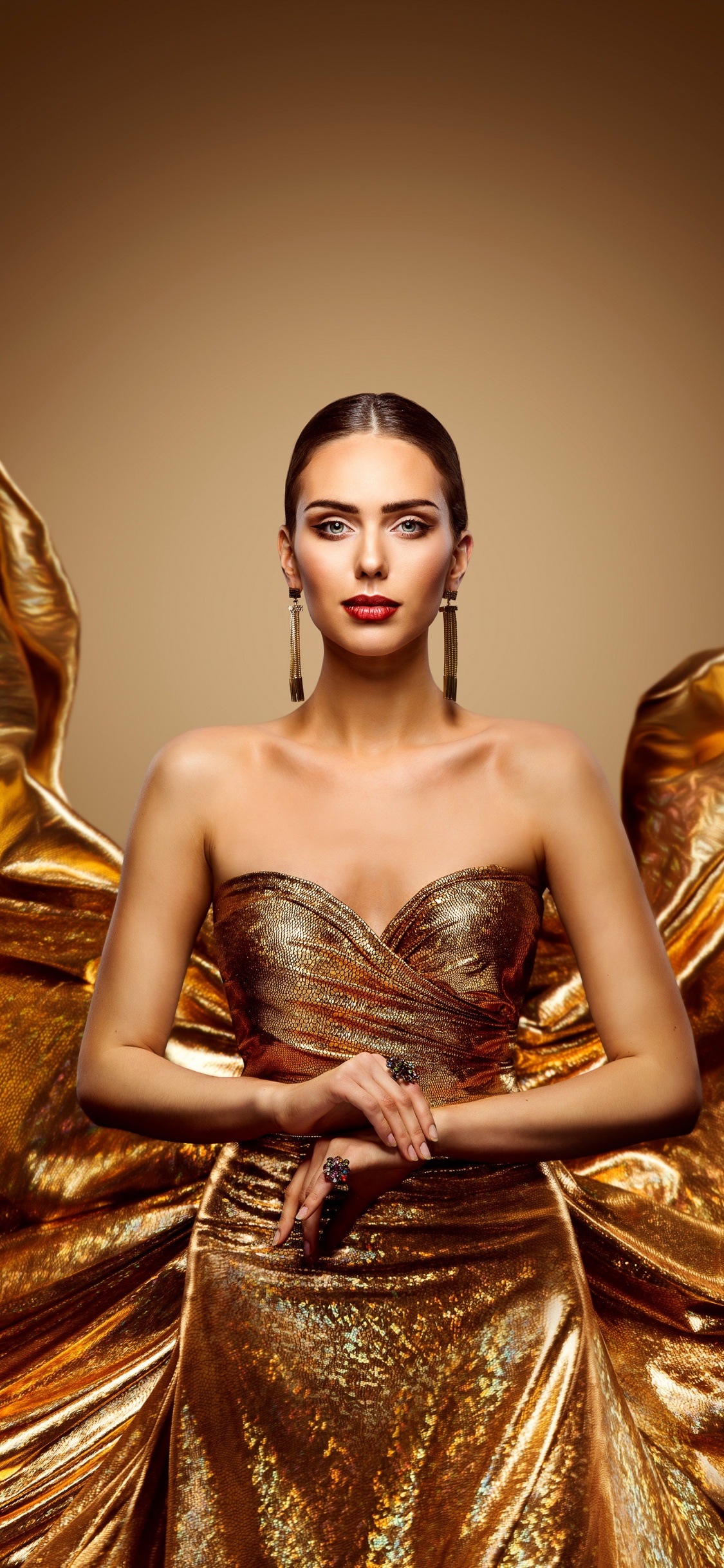 Обои золото, платье, фэшн, красота, металл в разрешении 1125x2436