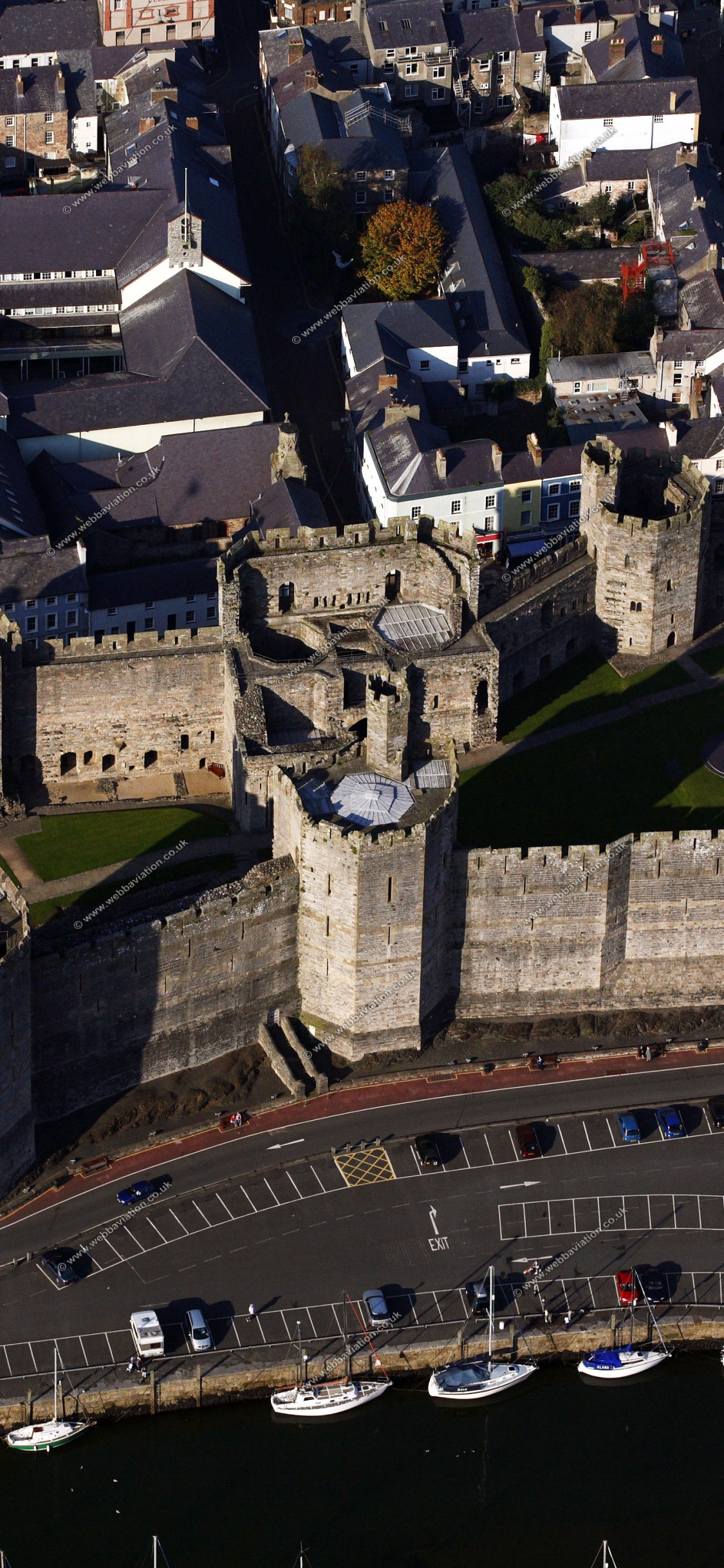 Обои Замок Карнарвон, замок, городской район, город, здание в разрешении 1125x2436