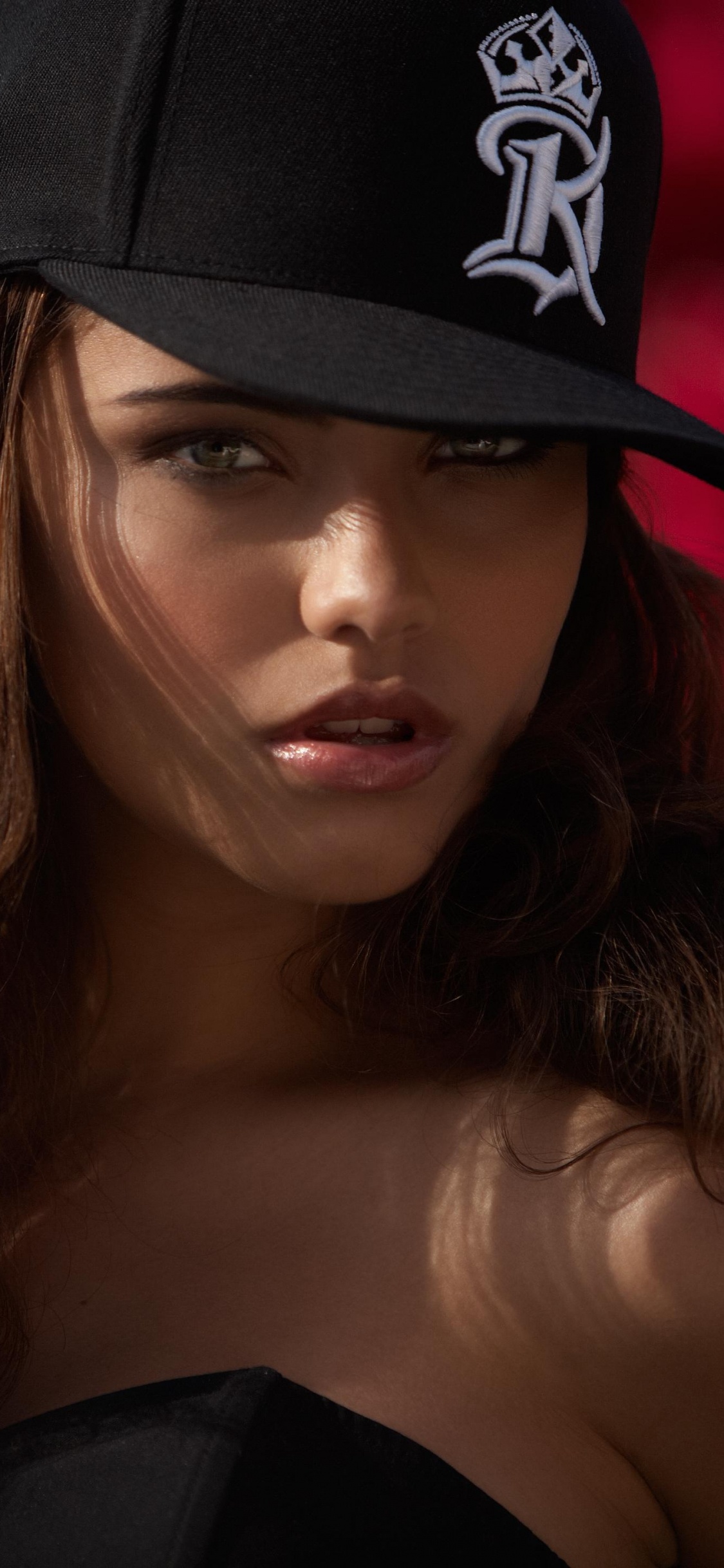 Обои красота, губа, модель, каштановые волосы, леди в разрешении 1125x2436