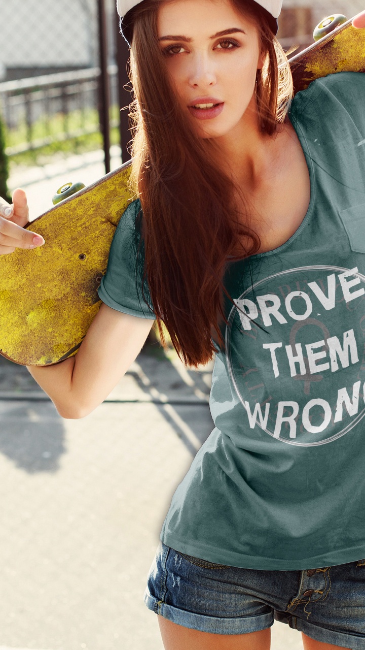 Обои джинсы, футболка, скейтборд, кеды, Жан короткие в разрешении 720x1280