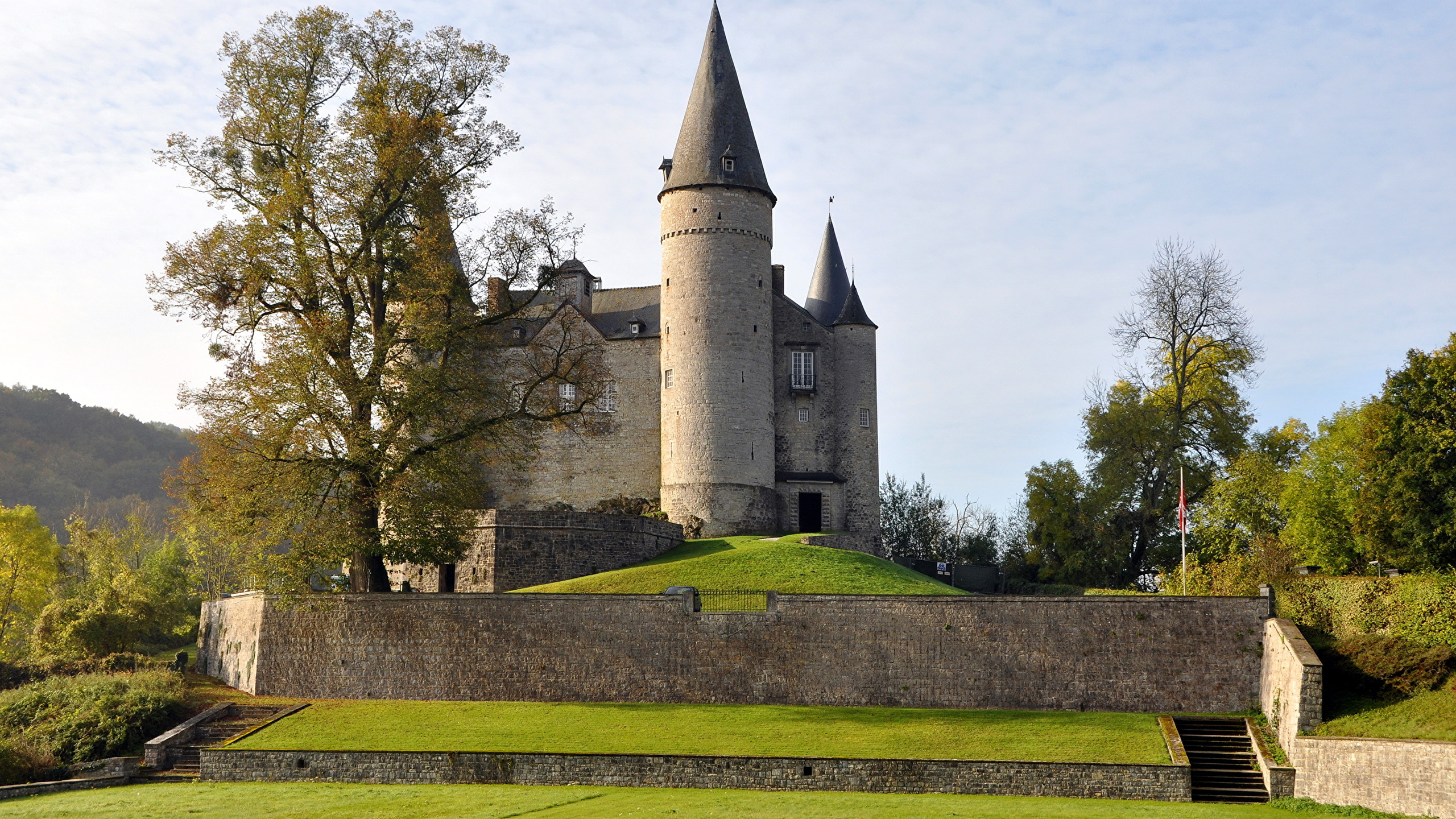 Обои Замок ввесь, Намюр, замок, здание, шпиль в разрешении 2560x1440