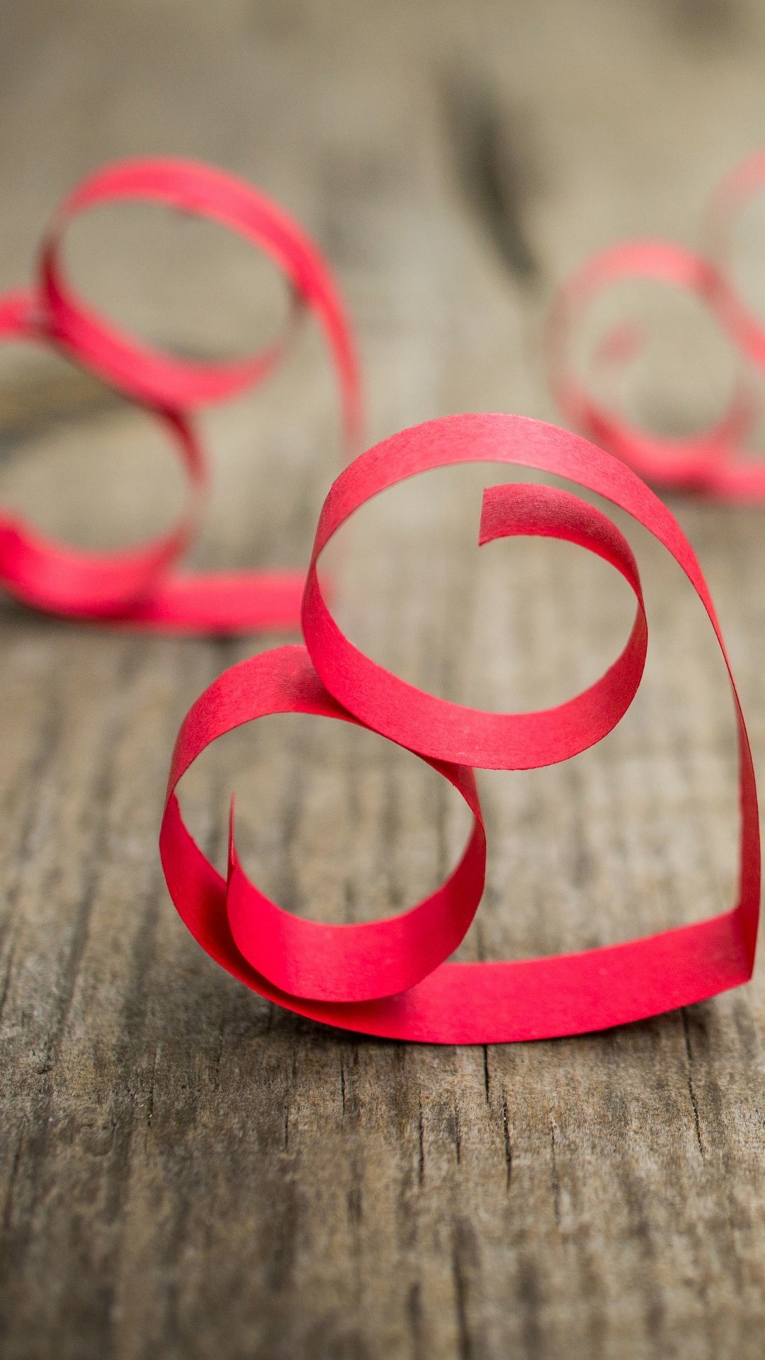 Обои розовый, красный цвет, древесина, сердце, любовь в разрешении 1080x1920