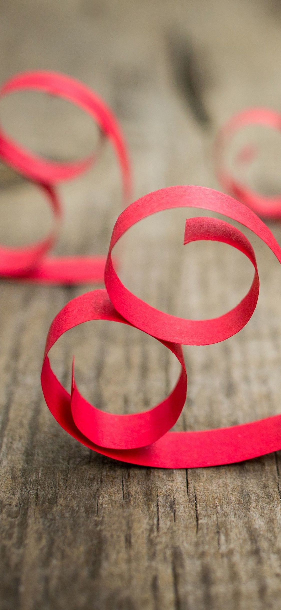 Обои розовый, красный цвет, древесина, сердце, любовь в разрешении 1125x2436