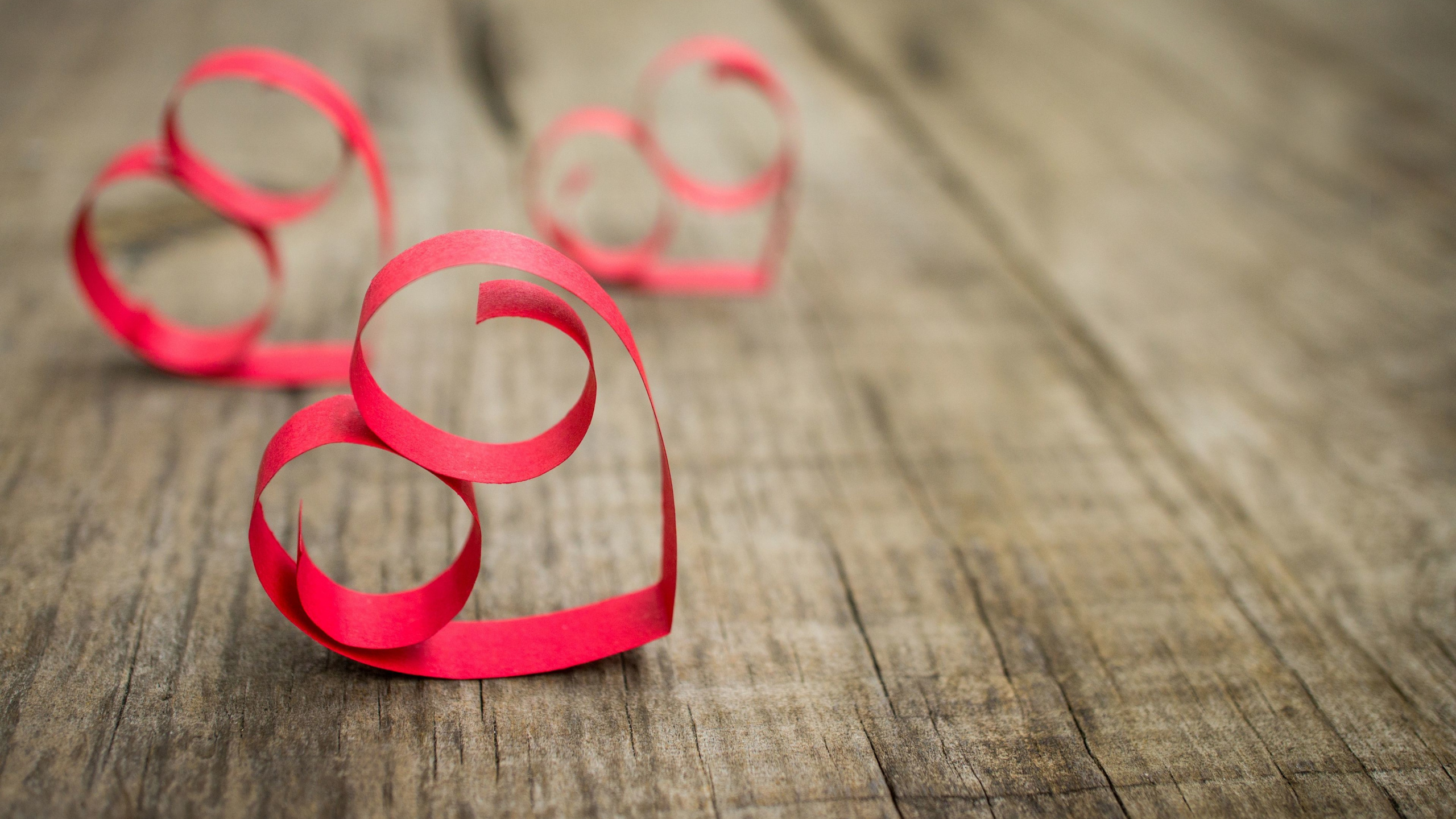 Обои розовый, красный цвет, древесина, сердце, любовь в разрешении 2560x1440