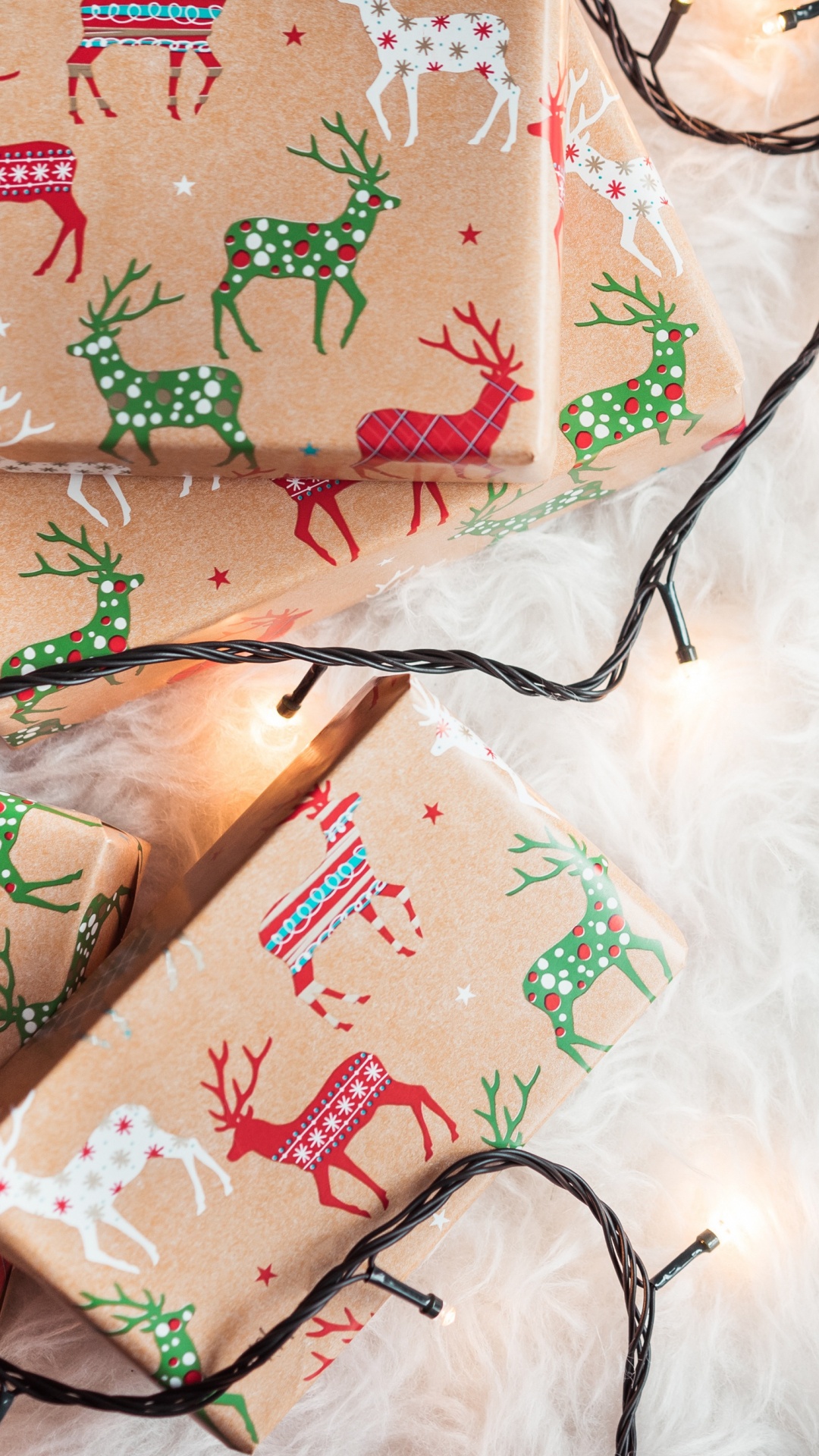 Обои Рождественский день, Рождественский подарок, праздник, елка, ткань в разрешении 1080x1920