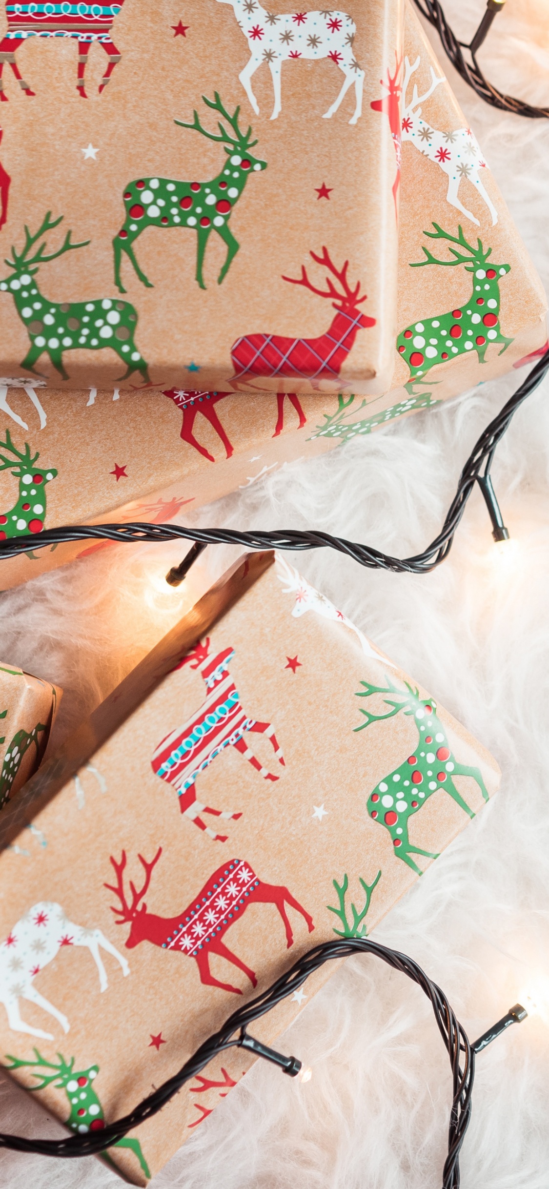 Обои Рождественский день, Рождественский подарок, праздник, елка, ткань в разрешении 1125x2436