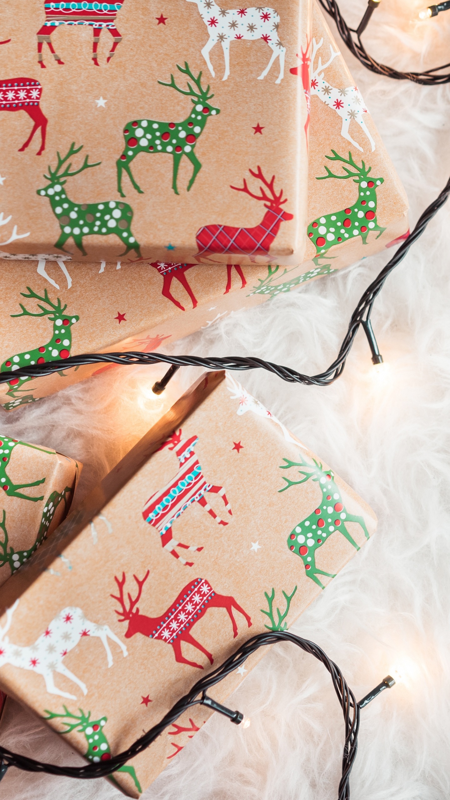 Обои Рождественский день, Рождественский подарок, праздник, елка, ткань в разрешении 1440x2560