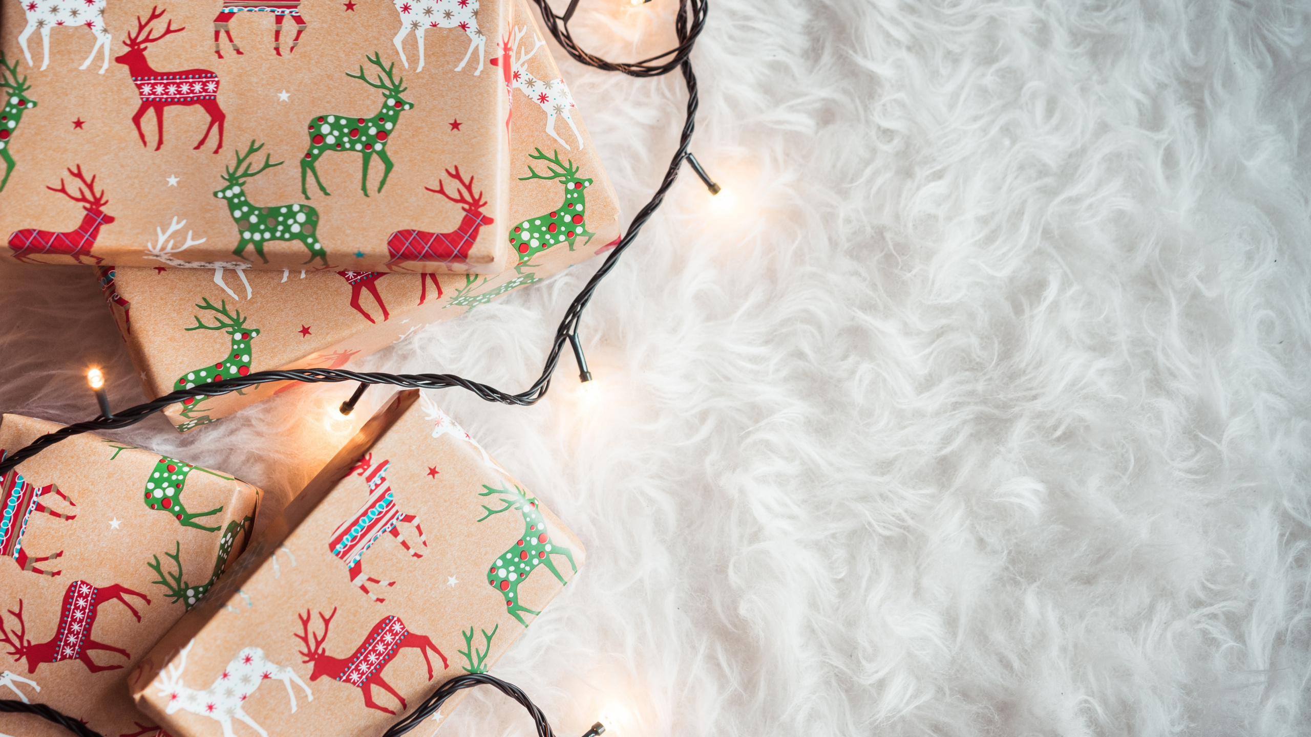 Обои Рождественский день, Рождественский подарок, праздник, елка, ткань в разрешении 2560x1440