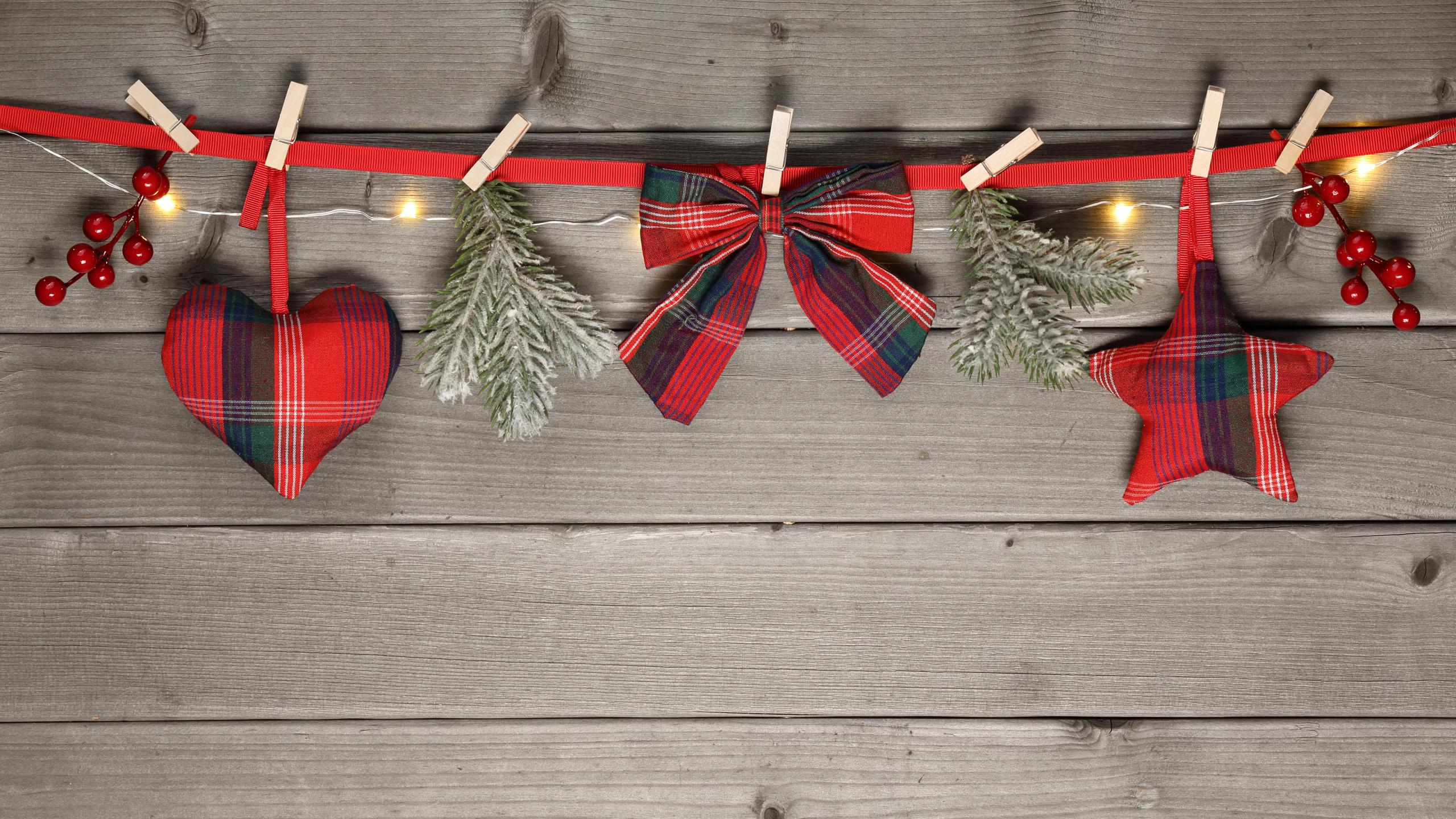 Обои Рождественский день, Рождественские украшения, Новый год, красный цвет, древесина в разрешении 2560x1440