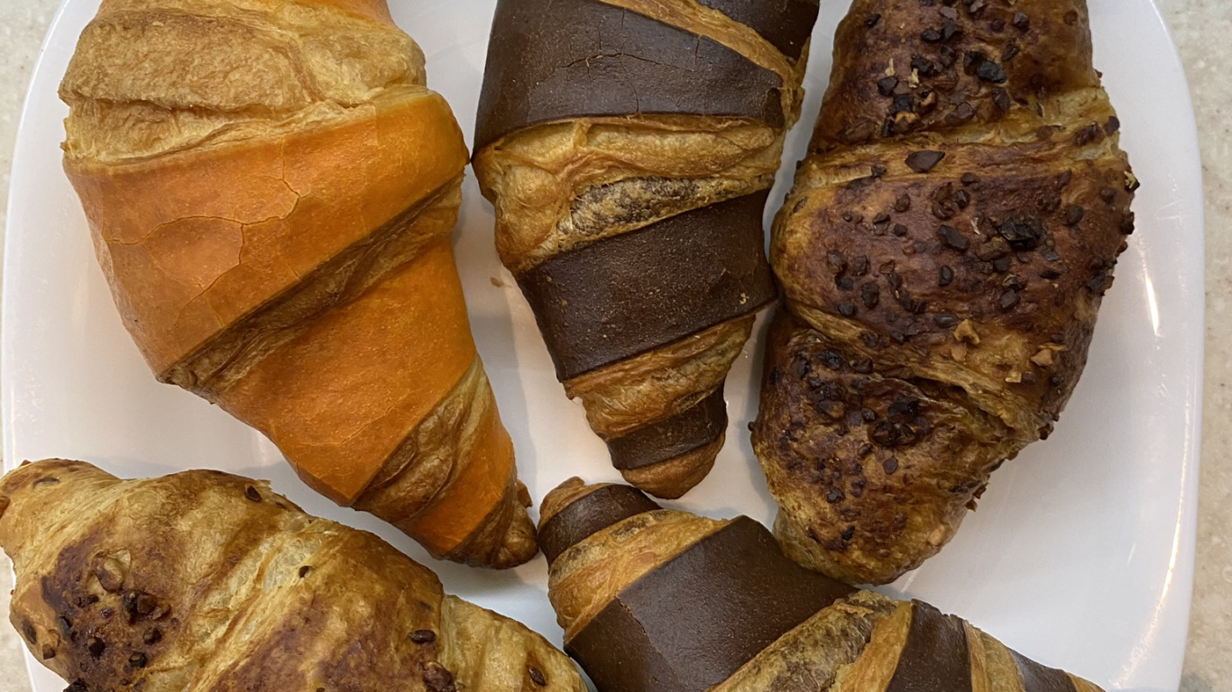 Обои натуральный материал, загар, привычная пища, нездоровая пища, хлебобулочные изделия в разрешении 1366x768