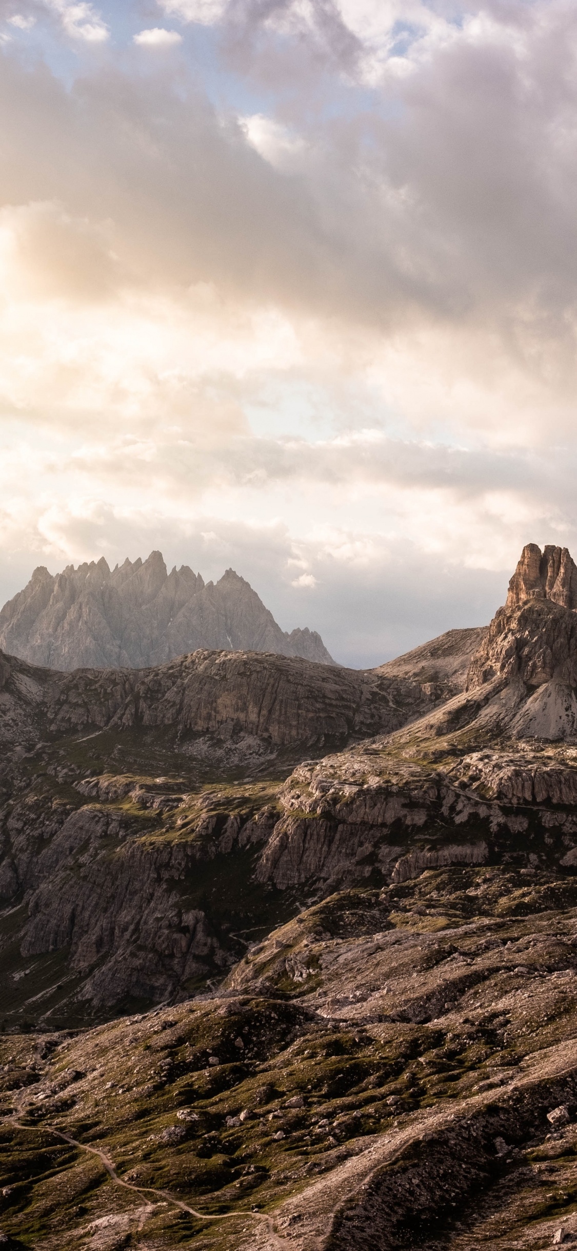 Обои облако, гора, природный ландшафт, нагорье, коренная порода в разрешении 1125x2436