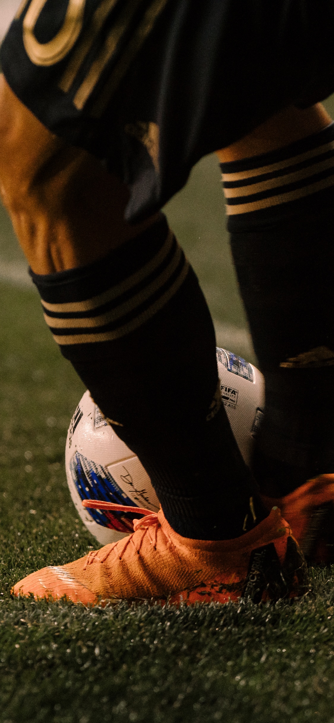 Обои футбол загрузки, клемма, башмак, игрок, человеческая нога в разрешении 1125x2436