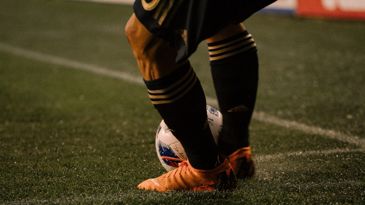 Обои футбол загрузки, клемма, башмак, игрок, человеческая нога в разрешении 1280x720